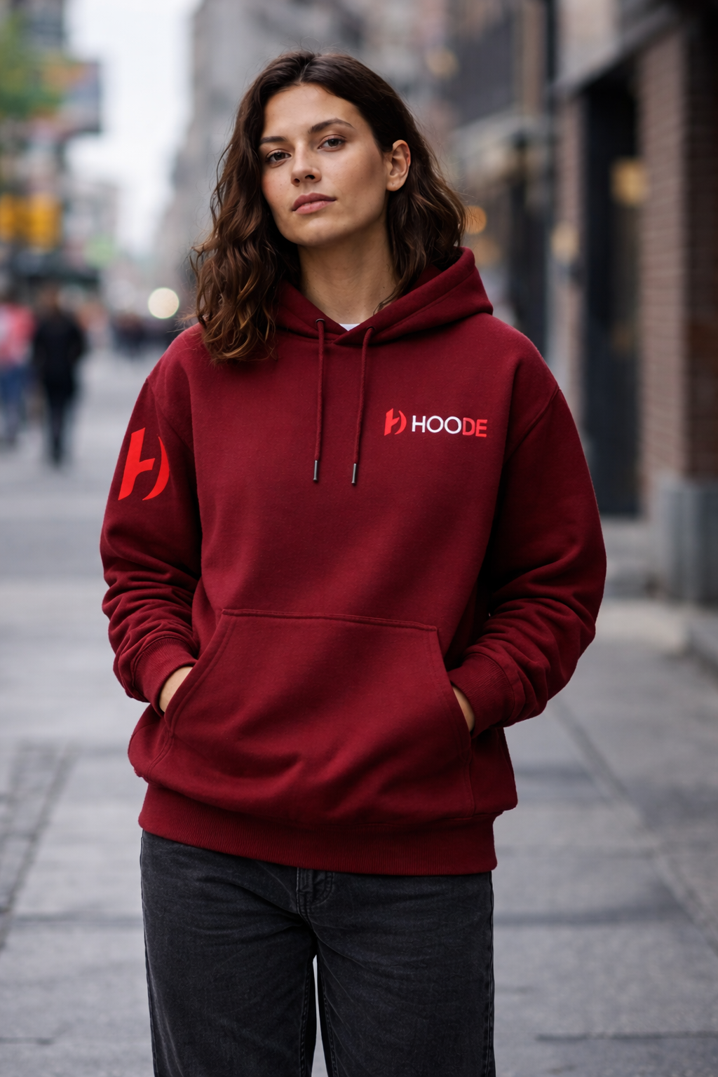 HOODE oversized hoodie worn casually – maroon